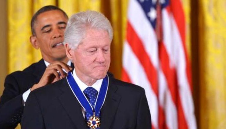 أوباما يقلد كلينتون وسام الحرية الرئاسي
