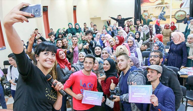 - روان الأسعد، فنانة تشكيلية فلسطينية