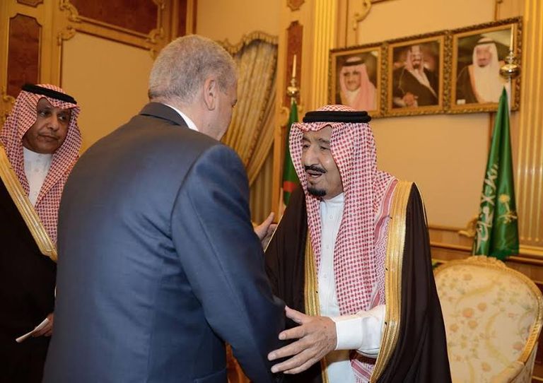 العاهل السعودي خلال استقباله الوزير الجزائري الأول