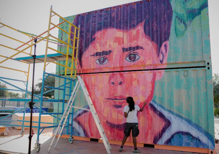 - طرق مبتكرة لأعمال فنية تركيبية على حاويات الشحن البحري