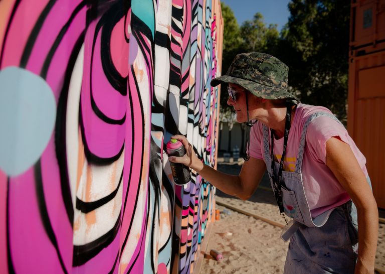 - طرق مبتكرة لأعمال فنية تركيبية على حاويات الشحن البحري