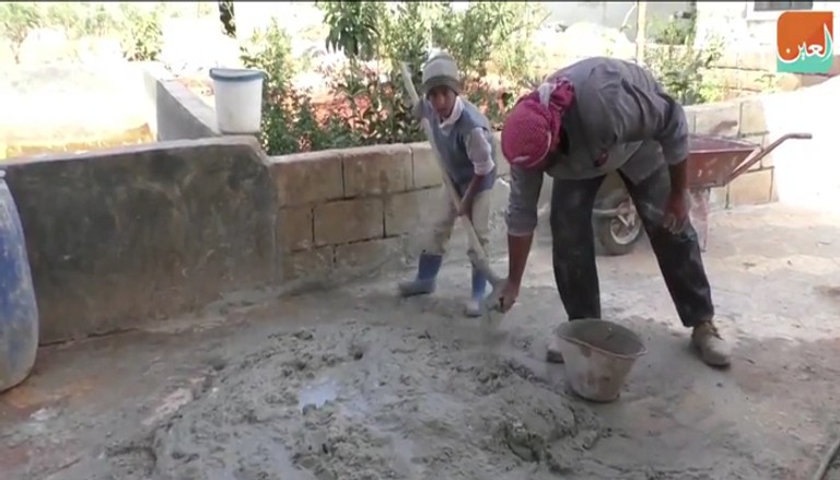 عامل بناء صغير طفل سوري محروم من المدرسة