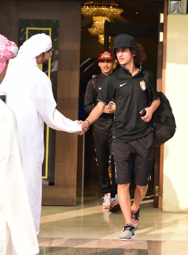 عموري لحظة خروجه من المطار