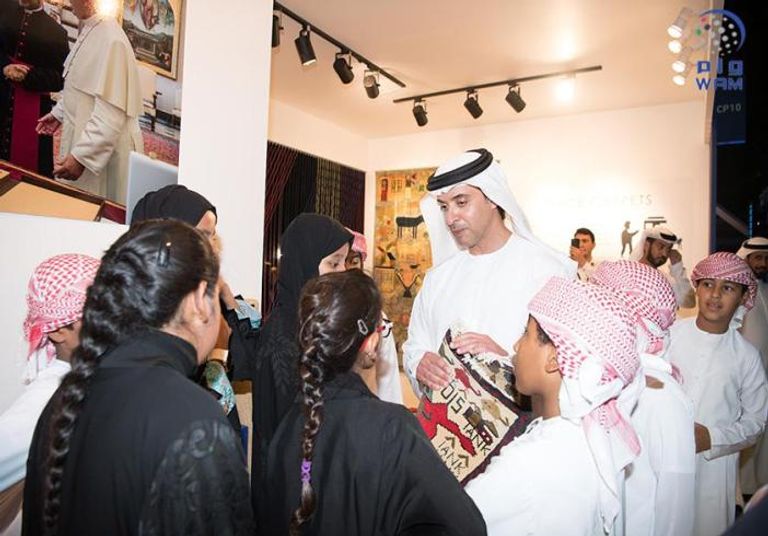 من زيارة الشيخ هزاع بن زايد آل نهيان، نائب رئيس المجلس التنفيذي لإمارة أبوظبي، لمعرض فن أبوظبي