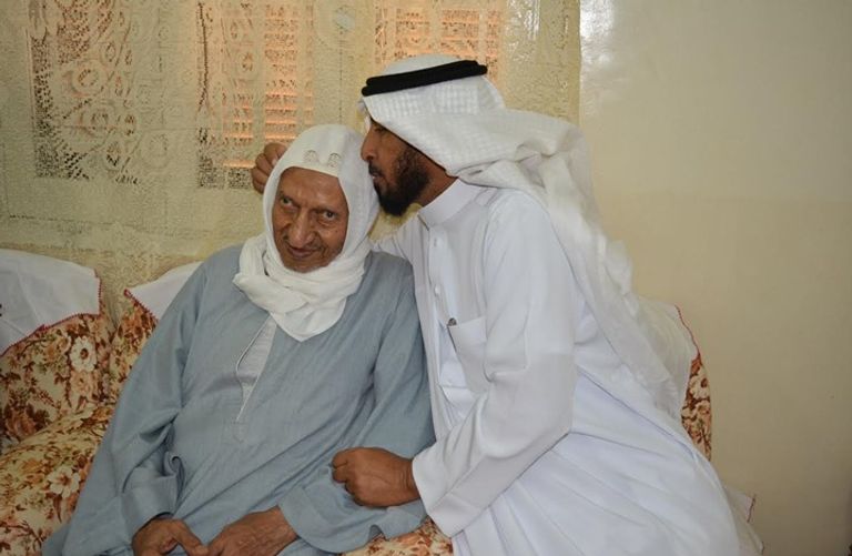 المعلم والخبير التربوي السعودي عبدالله بن أحمد قهار يقبل رأس معلمه المصري عبدالمنعم القاضي