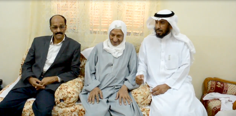 المعلم والخبير التربوي السعودي عبدالله بن أحمد قهار يقبل رأس معلمه المصري عبدالمنعم القاضي