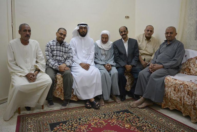 المعلم والخبير التربوي السعودي عبدالله بن أحمد قهار يقبل رأس معلمه المصري عبدالمنعم القاضي