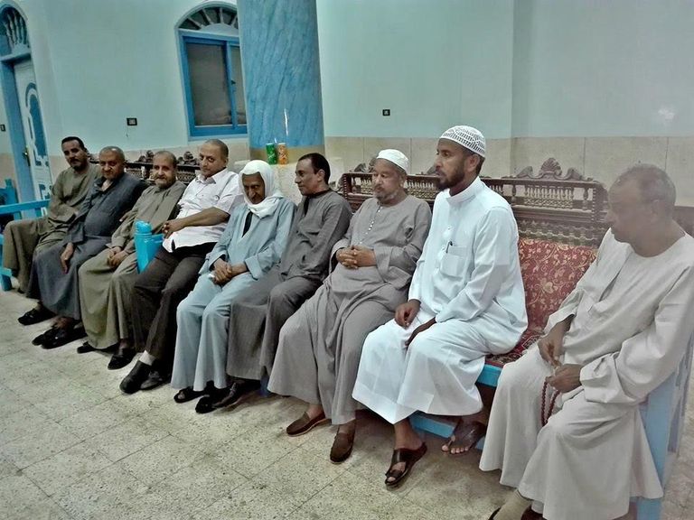 المعلم والخبير التربوي السعودي عبدالله بن أحمد قهار يقبل رأس معلمه المصري عبدالمنعم القاضي