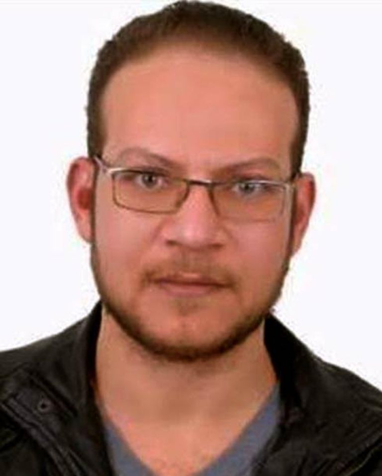 المؤلف يسار الفنانة يسرا- بوابة 