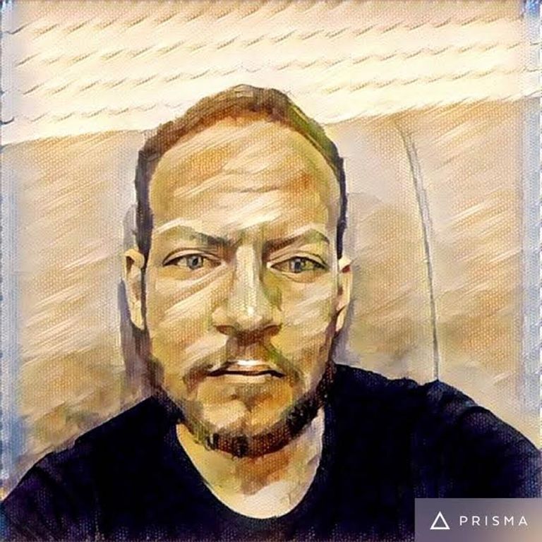 المؤلف يسار الفنانة يسرا- بوابة 