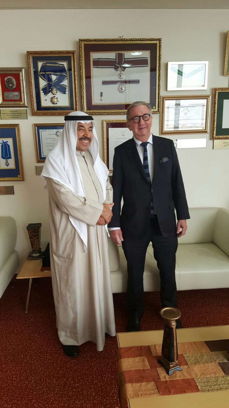 - جانب من اللقاء الذي جمع عبدالعزيز البابطين بالدبلوماسي السابق تيري لارسون