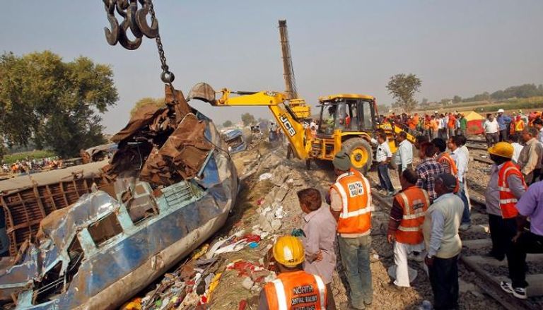 وقف الإنقاذ بحادث قطار الهند.. 146 قتيلا