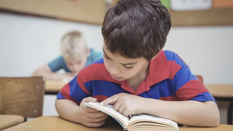 نظارات خاصة لعلاج عسر القراءة