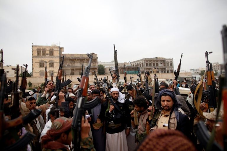 عناصر من مليشيا الحوثي عناصر من مليشيا الحوثي تسيطر على منصة صورايخ في بداية تمرد جماعتهم
