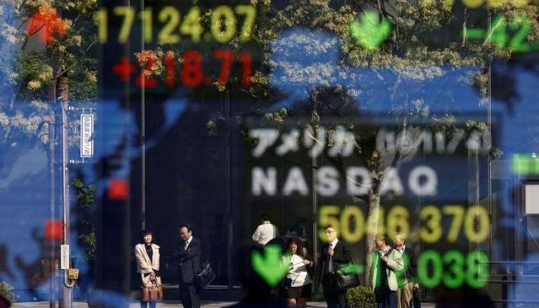 شاشة تعرض مؤشرات الأسهم في طوكيو