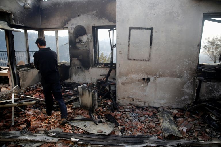 طائرة إطفاء إسرائيلية تحاول السيطرة على الحريق