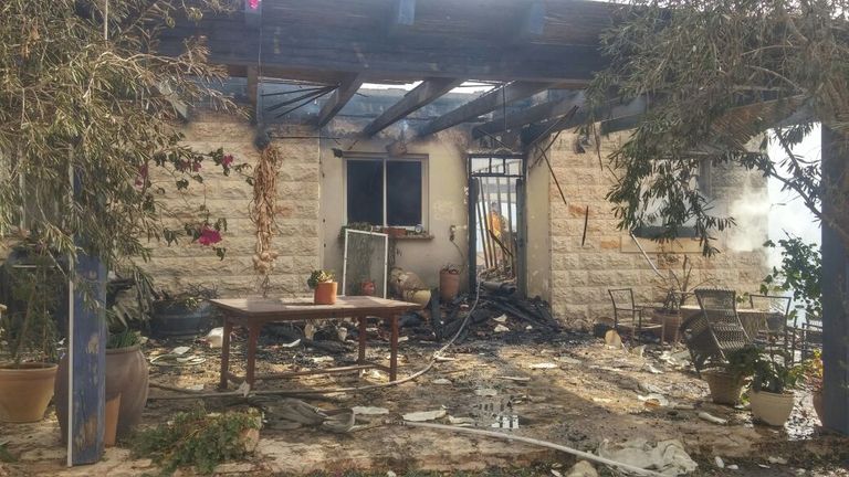 طائرة إطفاء إسرائيلية تحاول السيطرة على الحريق