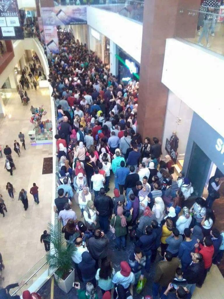 زحام أمام أحد المولات في مصر