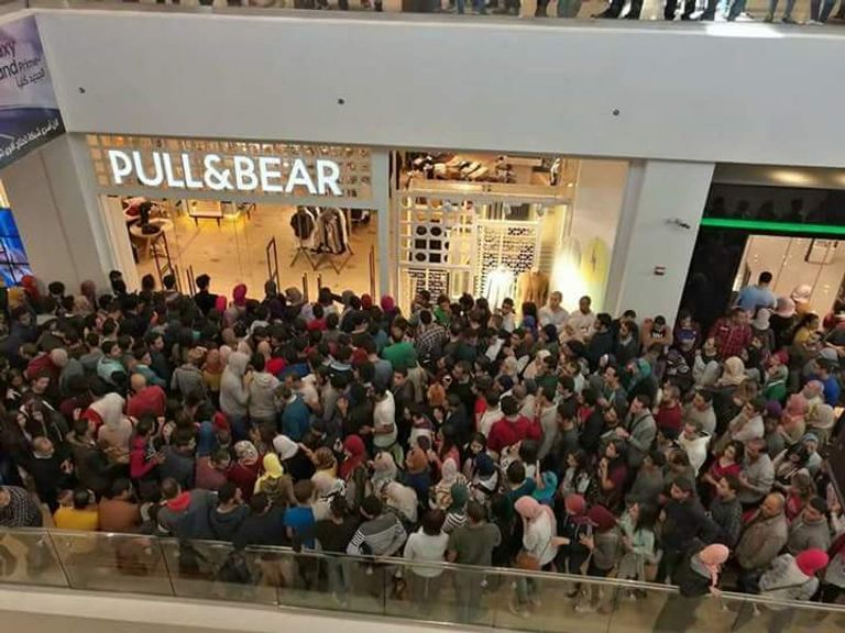 زحام أمام أحد المولات في مصر