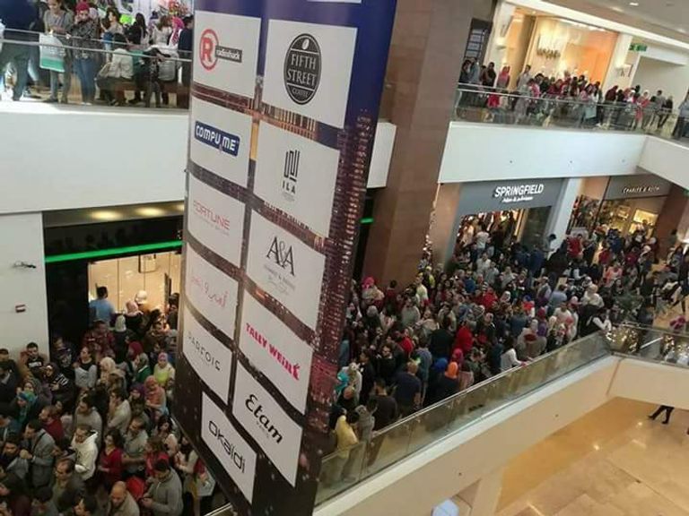 زحام أمام أحد المولات في مصر