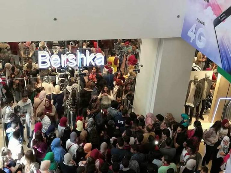 زحام أمام أحد المولات في مصر