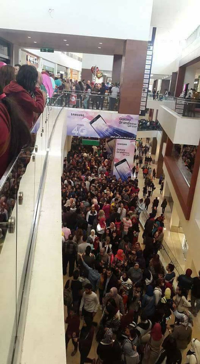زحام أمام أحد المولات في مصر