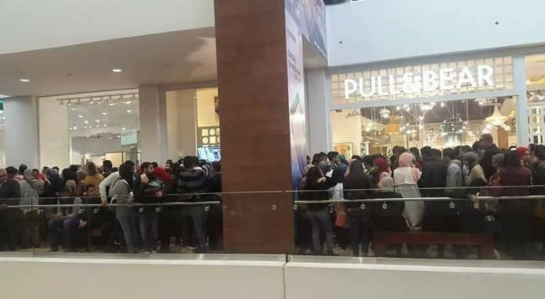 زحام أمام أحد المولات في مصر