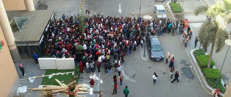 زحام أمام أحد المولات في مصر