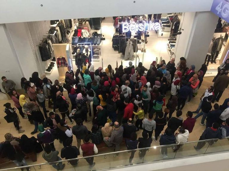 زحام أمام أحد المولات في مصر