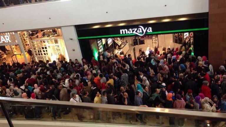 زحام أمام أحد المولات في مصر