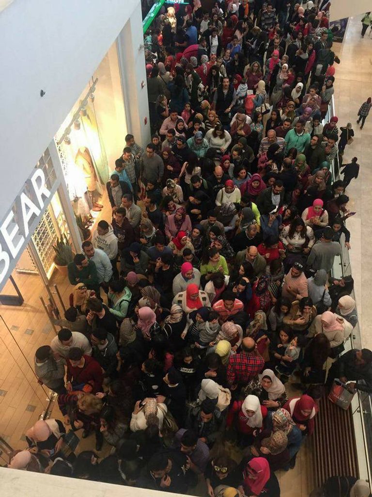 زحام أمام أحد المولات في مصر