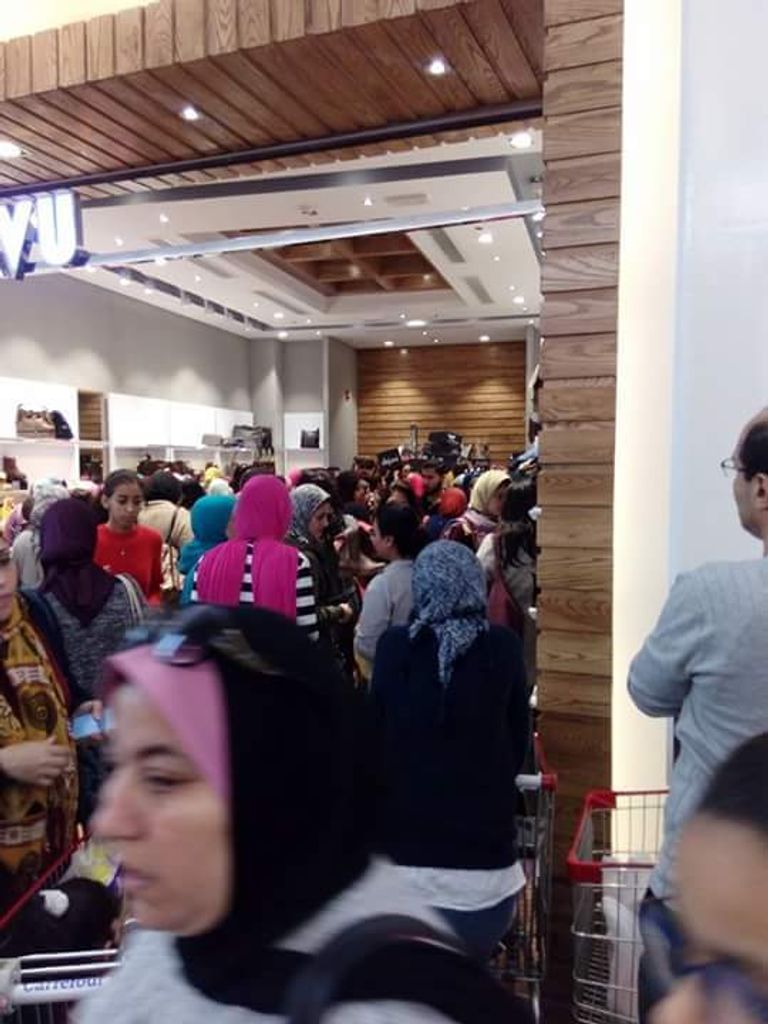 زحام أمام أحد المولات في مصر