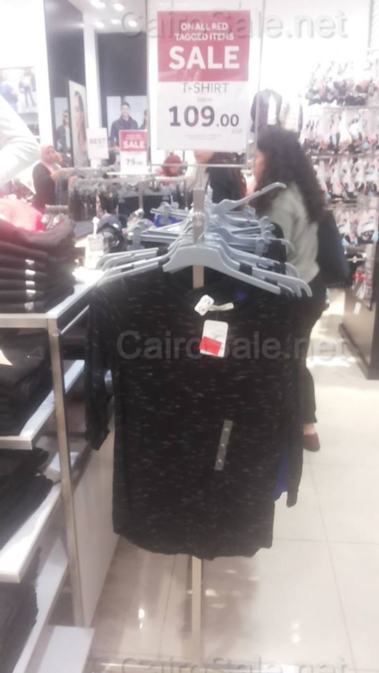 زحام أمام أحد المولات في مصر