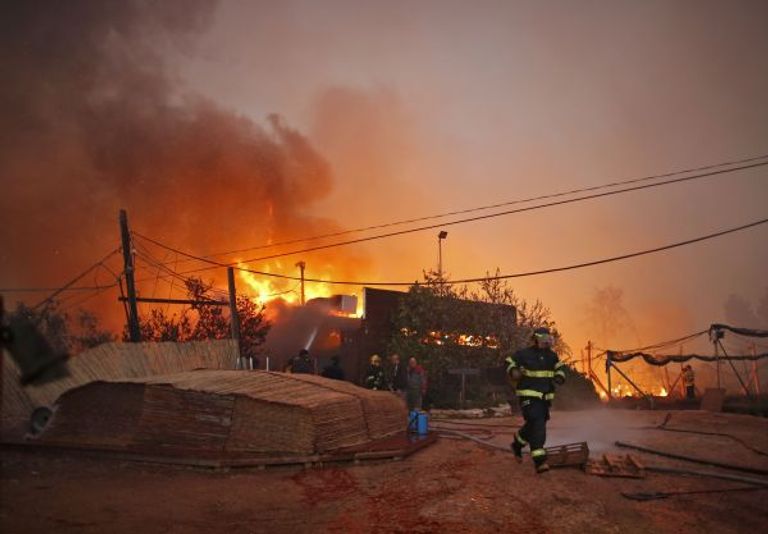 طائرات تشارك فى إخماد حرائق إسرائيل