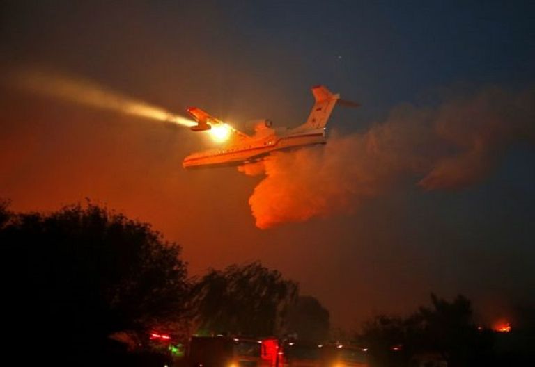 طائرات تشارك فى إخماد حرائق إسرائيل