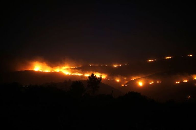 طائرات تشارك فى إخماد حرائق إسرائيل