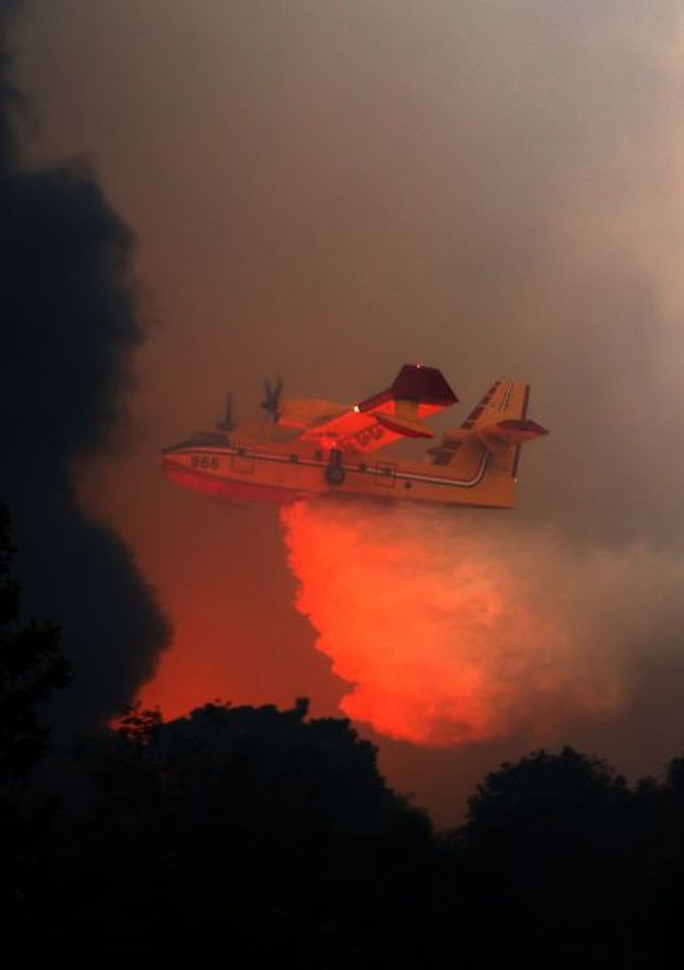 طائرات تشارك فى إخماد حرائق إسرائيل