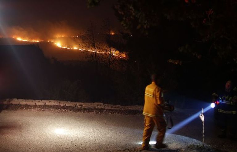 طائرات تشارك فى إخماد حرائق إسرائيل