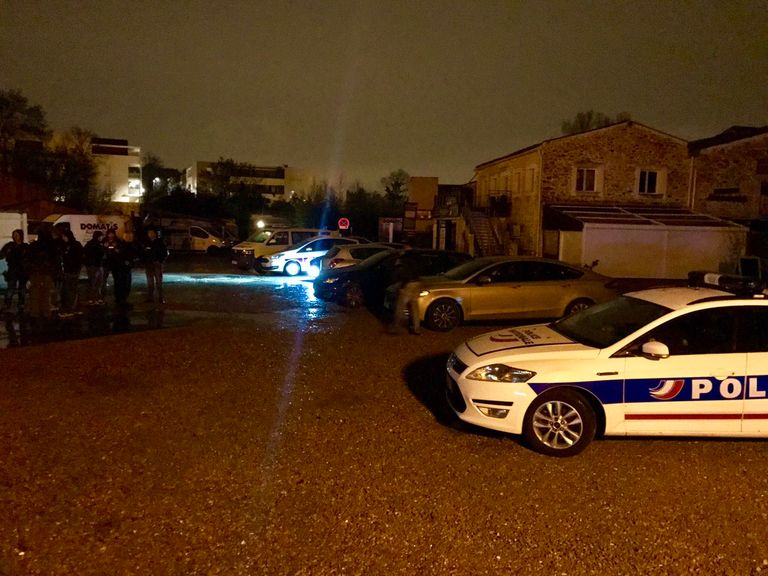 قوات من الشرطة في موقع الهجوم