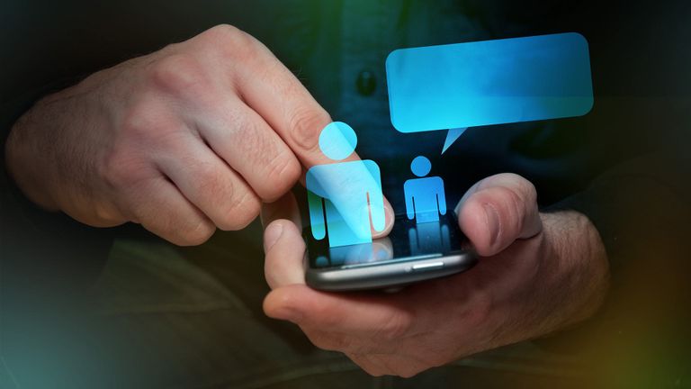 مواقع التواصل تسهل التجارة الإلكترونية