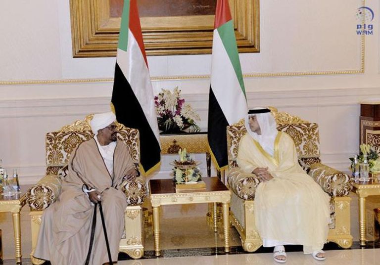 الشيخ منصور بن زايد خلال استقباله البشير