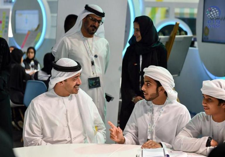 الشيخ عبدالله بن زايد أثناء زيارة المعرض