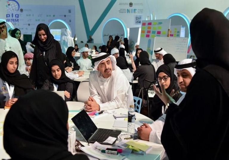 الشيخ عبدالله بن زايد أثناء زيارة المعرض