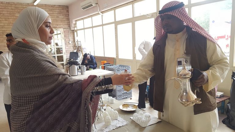 كويتية تدلي بصوتها في أحد مراكز الاقتراع بالعاصمة