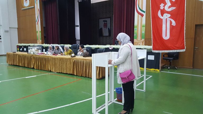 كويتية تدلي بصوتها في أحد مراكز الاقتراع بالعاصمة