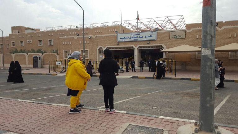 كويتية تدلي بصوتها في أحد مراكز الاقتراع بالعاصمة