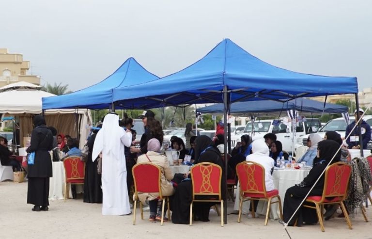 كويتية تدلي بصوتها في أحد مراكز الاقتراع بالعاصمة