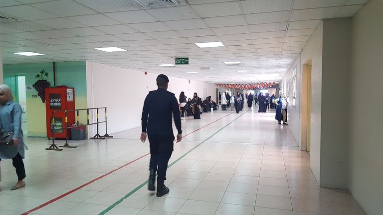 كويتية تدلي بصوتها في أحد مراكز الاقتراع بالعاصمة