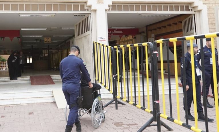 مسنة على كرسي متحرك بعد التصويت