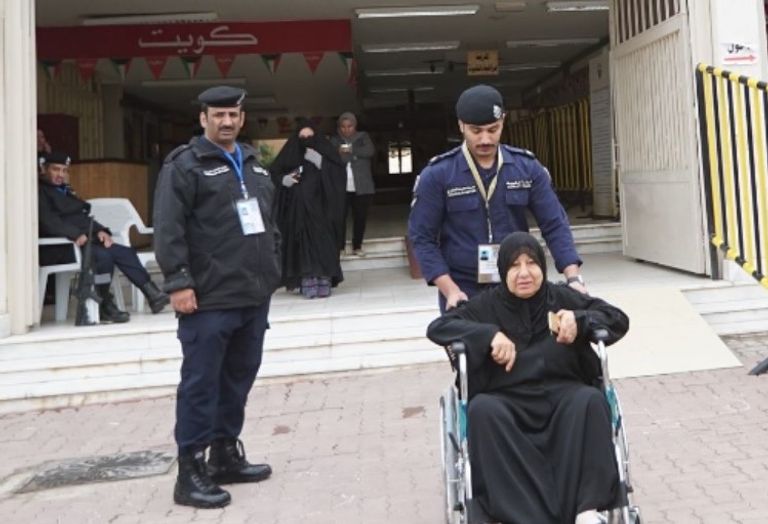 مسنة على كرسي متحرك بعد التصويت